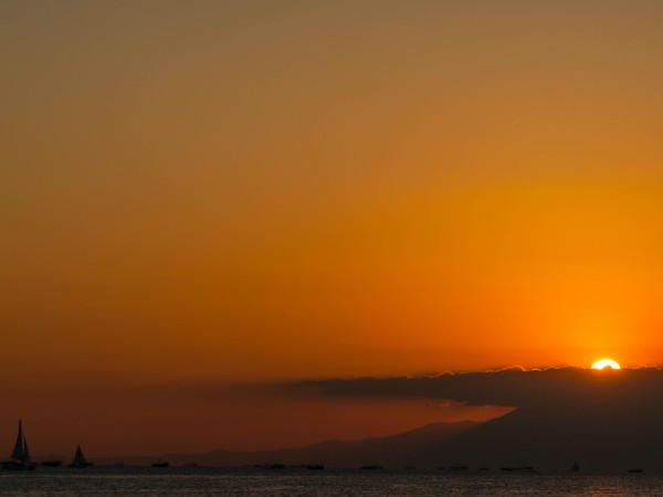 Philippines central bank ends ban on electronic money issuers